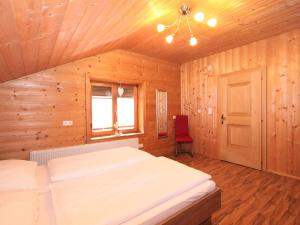 Łóżko lub łóżka w pokoju w obiekcie Apartment Heidi-3 by Interhome