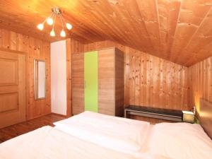 Łóżko lub łóżka w pokoju w obiekcie Apartment Heidi-3 by Interhome