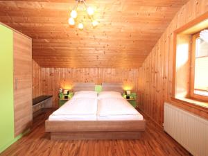 Łóżko lub łóżka w pokoju w obiekcie Apartment Heidi-3 by Interhome