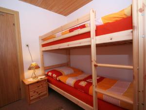 Posteľ alebo postele v izbe v ubytovaní Apartment Annelies-1 by Interhome