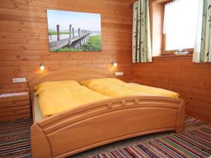 um quarto com uma cama num quarto de madeira em Apartment Annelies-1 by Interhome em Mühlfeld