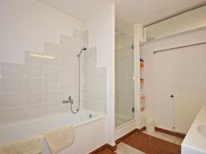 リート・イム・オーバーインタールにあるApartment Mader by Interhomeのシャワーと浴槽付きのバスルーム +11枚の写真