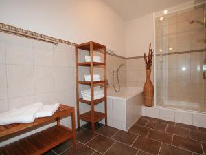 Kúpeľňa v ubytovaní Apartment Höferau by Interhome + 18 fotografií