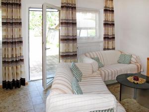 ein Wohnzimmer mit 2 Sofas und einem Tisch in der Unterkunft Apartment Martinelli by Interhome in Calceranica al Lago