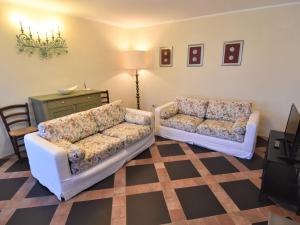 Area tempat duduk di Holiday Home La Corte Bricca - Casa Padronale by Interhome