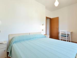 カルドナッツォにあるApartment Agostini-2 by Interhomeのベッドルーム1室(大型ベッド1台、青いシーツ付)