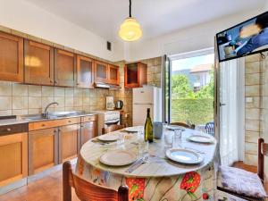 een keuken met een tafel en een fles wijn bij Apartment Agostini-2 by Interhome in Caldonazzo