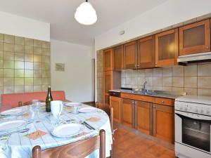 una cocina con una mesa con platos. en Apartment Agostini-2 by Interhome, en Caldonazzo