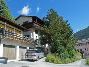 een auto geparkeerd op een parkeerplaats voor een gebouw bij Apartment Biegel-Kraus by Interhome in Steinach am Brenner