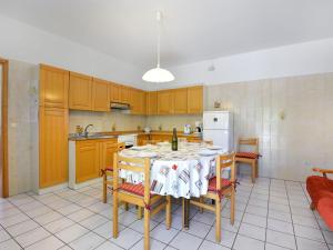 una cucina con tavolo e sedie e una cucina con di Apartment Agostini-3 by Interhome a Caldonazzo