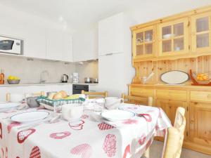 una cocina con mesa y mantel. en Apartment Ghetta by Interhome, en Vigo di Fassa