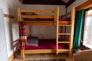 Letto o letti a castello in una camera di Holifield Farm Hostel & Community Project