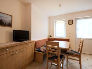 Televízia a/alebo spoločenská miestnosť v ubytovaní Apartment Ornella-1 by Interhome