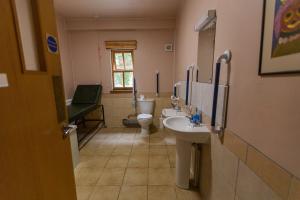 un bagno con due lavandini e un water di Holifield Farm Hostel & Community Project a Helston