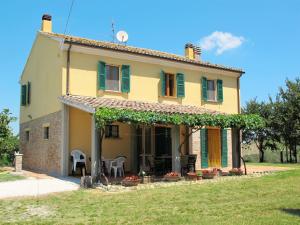 Montemaggiore al MetauroにあるHoliday Home La Pergola by Interhomeの黄色い家