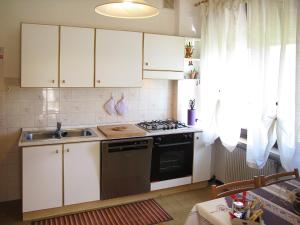 Kitchen o kitchenette sa Apartment Deval-1 by Interhome