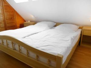 ノルトダイヒにあるApartment Nordland-2 by Interhomeの白いシーツと枕が備わる客室のベッド1台分です。