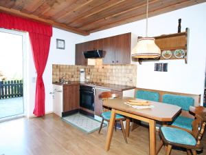 Kuchyň nebo kuchyňský kout v ubytování Apartment Lener-2 by Interhome