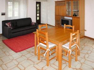 カルチェラーニカ・アル・ラーゴにあるHoliday Home Casa al Mulino by Interhomeのリビングルーム(木製テーブル、椅子付)