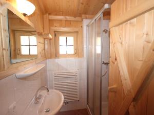 Un baño de Holiday Home Schwendau-1 by Interhome