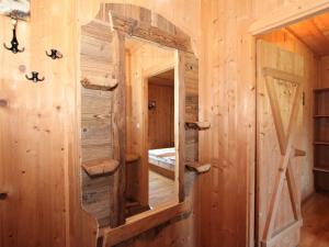 espejo en la pared de una habitación de madera en Holiday Home Schwendau-1 by Interhome, en Hippach 44 fotos más