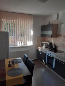 Kuchyň nebo kuchyňský kout v ubytování Aroma Apartman