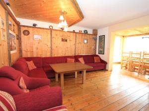 salon z czerwoną kanapą i stołem w obiekcie Apartment Christoph by Interhome w mieście Stumm