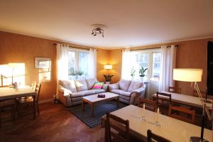 - un salon avec un canapé et une table dans l'établissement At Home Bed & Breakfast, à Göteborg