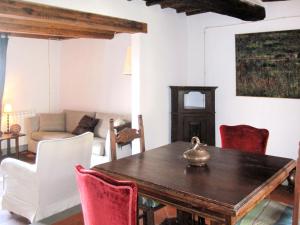 Pian di ScòにあるHoliday Home Borgo La Cella-1 by Interhomeのダイニングルーム(木製テーブル、椅子付)