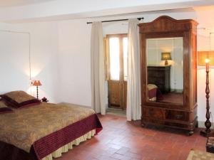 Pian di ScòにあるHoliday Home Borgo La Cella-1 by Interhomeのベッドルーム(ベッド1台、大きな鏡付)