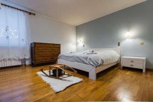La Marmote Albergo Diffuso di Paluzza Cleve房間的床