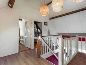 Ett kök eller pentry på Holiday Home Sint Kruis by Interhome