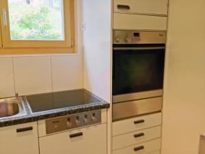 Küche/Küchenzeile in der Unterkunft Apartment Chalet Bergfink by Interhome
