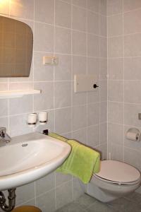 Ванная комната в Apartment Haupthaus Schönblick - SVH117 by Interhome