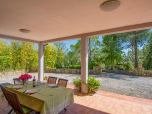 Vonkajšia záhrada v ubytovaní Apartment Montaleo 1 by Interhome