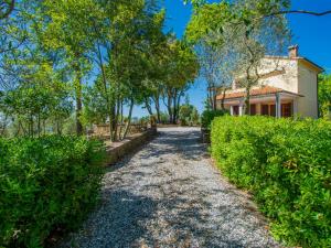 a path leading to a house with trees at Apartment Montaleo 1 by Interhome in Casale Marittimo