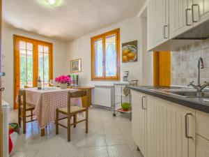 Kuchyňa alebo kuchynka v ubytovaní Apartment Montaleo 1 by Interhome + 23 fotografií