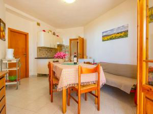 Kuchyňa alebo kuchynka v ubytovaní Apartment Montaleo 1 by Interhome