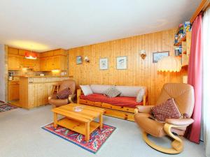 een woonkamer met een bank, stoelen en een tafel bij Apartment Sapin Bleu 6 by Interhome in Villars-sur-Ollon