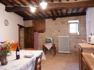 kuchnia ze stołem i butelką wina w obiekcie Apartment Fonte - Borgo la Civitella by Interhome w mieście Roccastrada