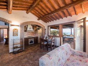 Il comprend un salon avec un canapé et une cuisine. dans l'établissement Villa Ricali by Interhome, à Porto Santo Stefano