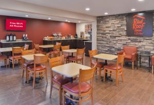 Restorāns vai citas vietas, kur ieturēt maltīti, naktsmītnē Red Roof Inn & Suites Danville, IL