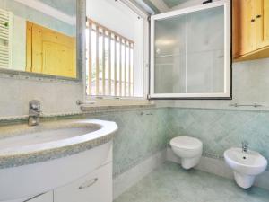 Koupelna v ubytování Apartment Cecilia-5 by Interhome + 15 fotografií