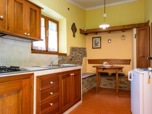 O bucătărie sau chicinetă la Holiday Home La Fornace-1 by Interhome