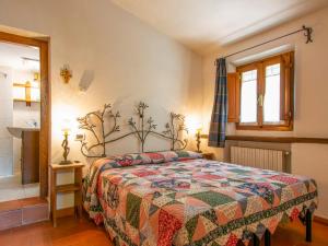 una camera con un letto con una trapunta sopra di Holiday Home La Fornace-1 by Interhome a Il Molinaccio