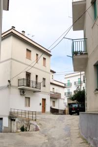 una vista del patio de un edificio en Apartment Villa Teresa by Interhome, en Peschici