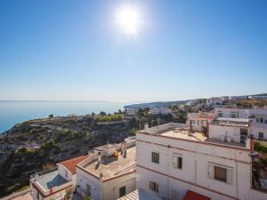 una vista aérea de una ciudad y el océano en Apartment Villa Teresa by Interhome, en Peschici