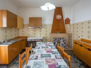 een keuken met een lange tafel met stoelen en een wastafel bij Apartment Villa Teresa by Interhome in Peschici