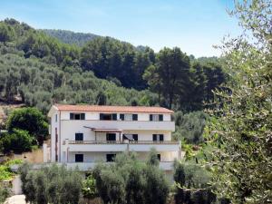 ein Haus inmitten eines Berges in der Unterkunft Apartment Villa Tavaglione-1 by Interhome in Peschici