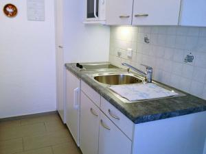 cocina con fregadero y encimera en Apartment Chalet am Reeti by Interhome, en Grindelwald